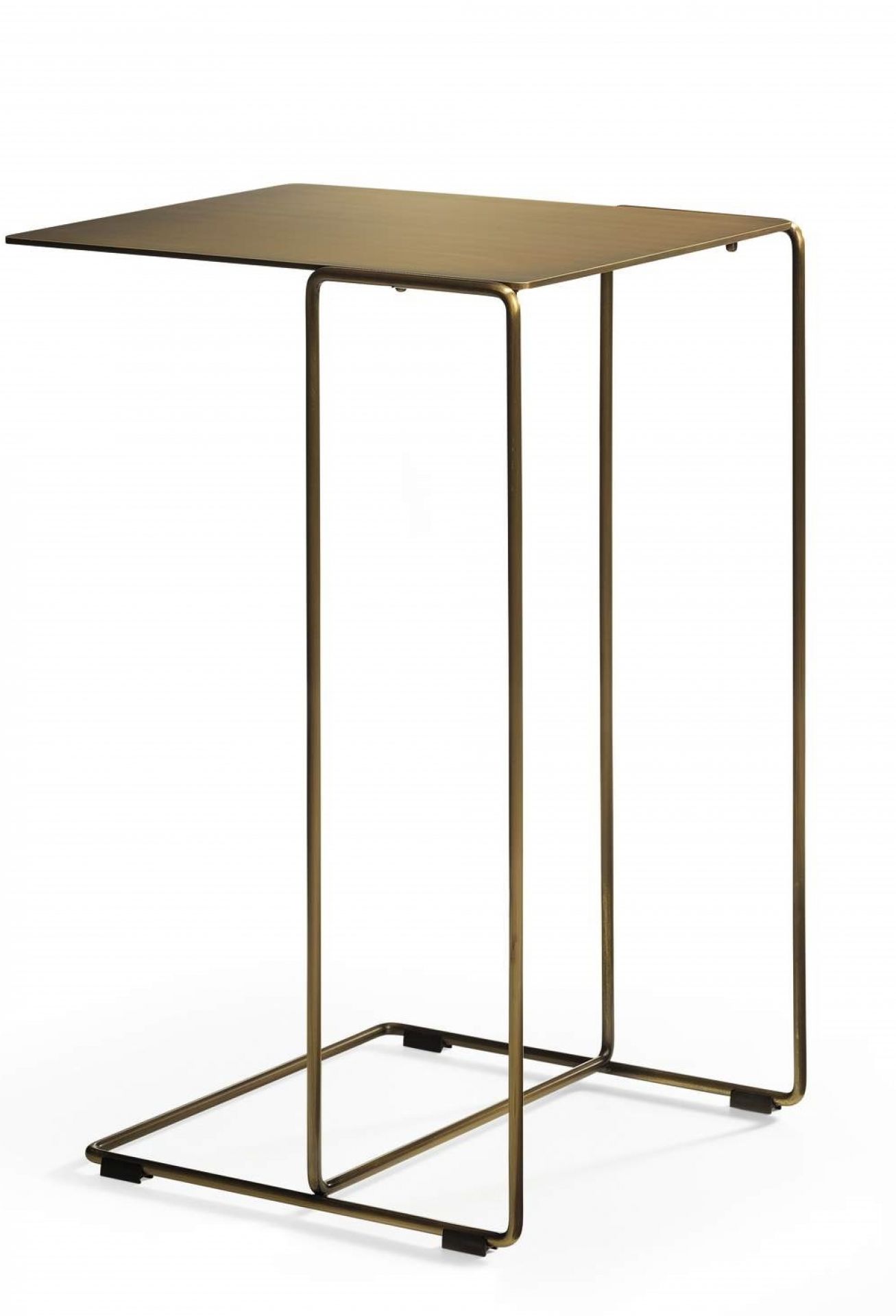 Oki Beistelltisch von Walter Knoll, quadratische Tischplatte und filigranes Metallgestell in Goldoptik.