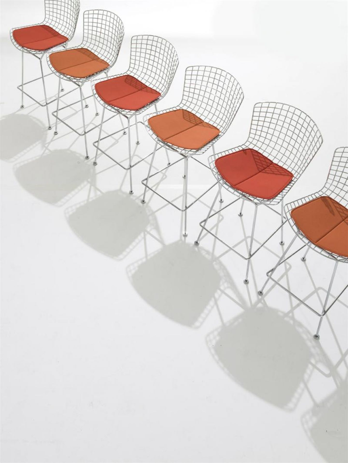 Reihe von Bertoia Barhockern mit orangefarbenen Sitzkissen, moderner Design-Barstuhl für Küche oder Bar.