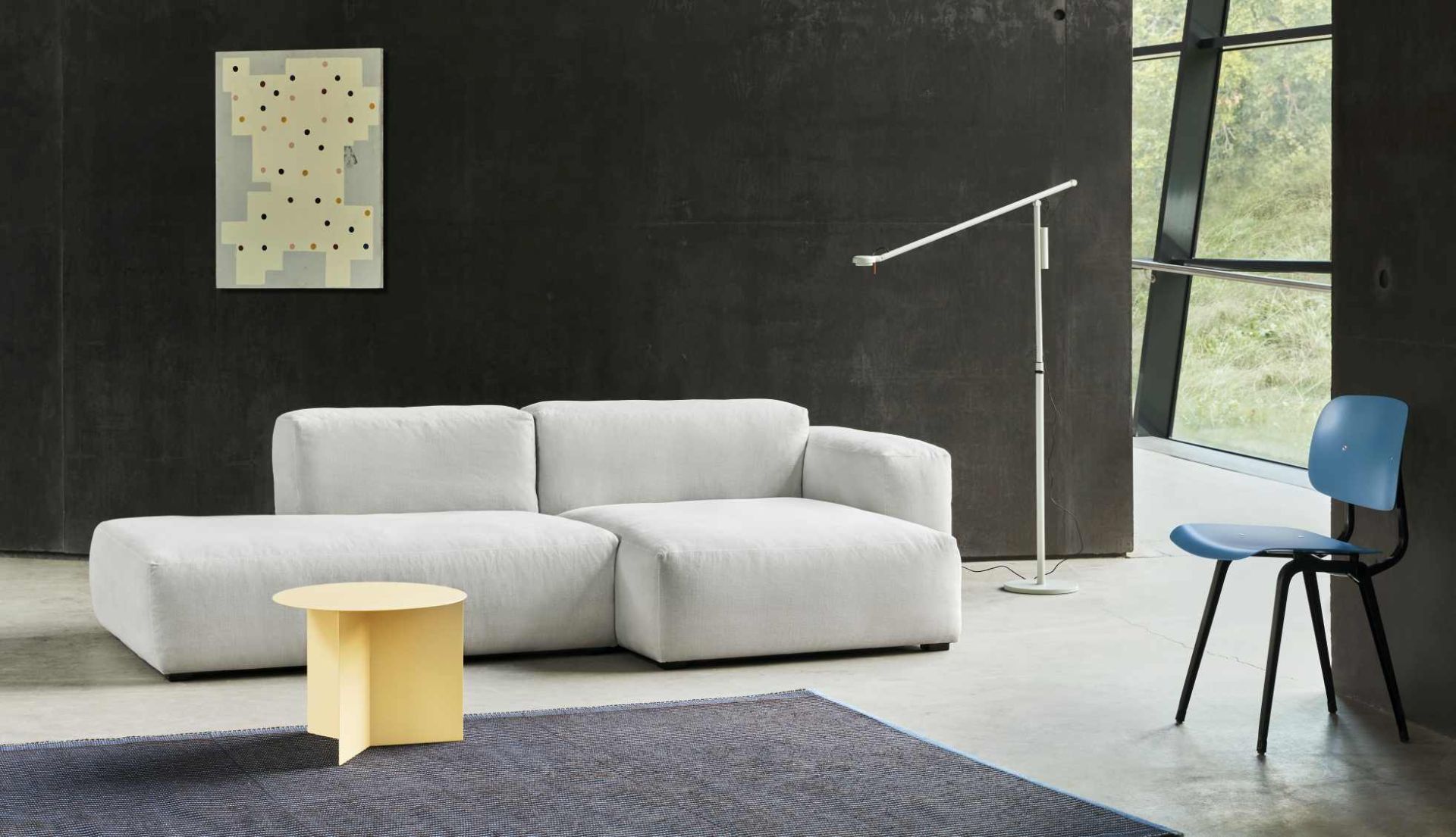 Mags Soft Sofa in hellem Hallingdal Stoff mit beiger Naht, modernes Wohnzimmer Design.