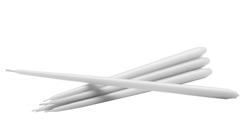 Bild von einem 6er Set weiße Stoff-Nagel-Kerzen, ideal für Dekoration und festliche Anlässe.
