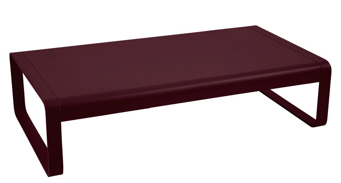 Burgunderroter Bellevie Outdoor-Tisch von Fermob, ein großer, niedriger Couchtisch für den Garten oder die Terrasse.