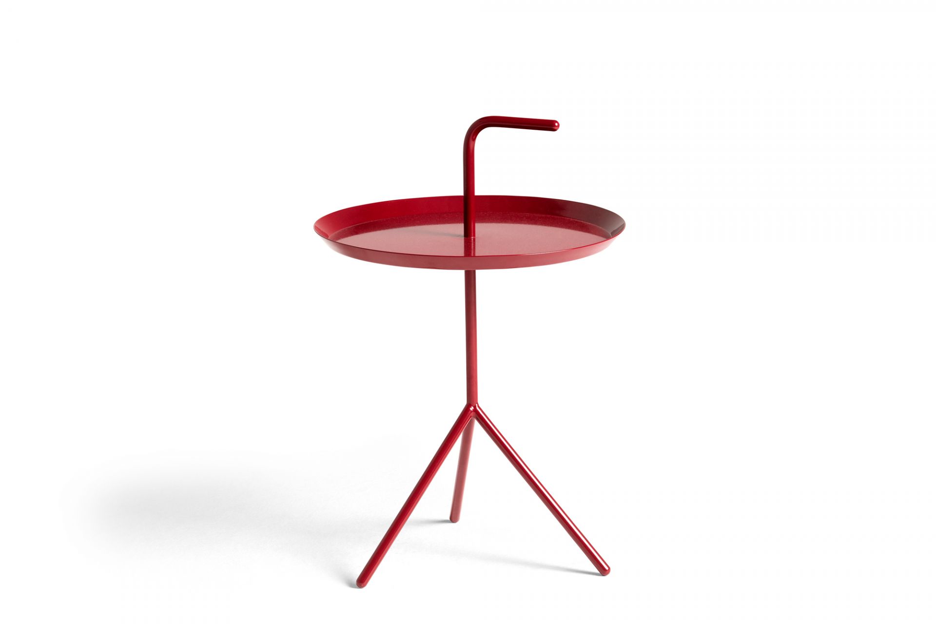 DLM Beistelltisch von Hay in Kirschrot: Moderner, roter Metalltisch mit Griff und drei Beinen.