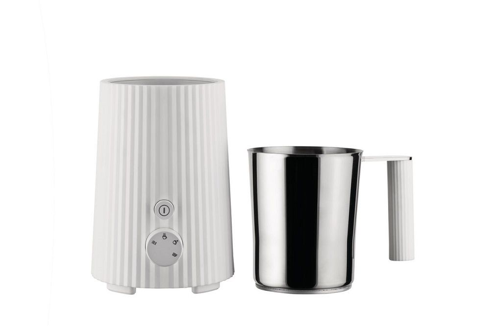 Alessi Plissé Milchaufschäumer MDL13 B: Weißes Gehäuse und Edelstahl-Kanne für perfekten Milchschaum.
