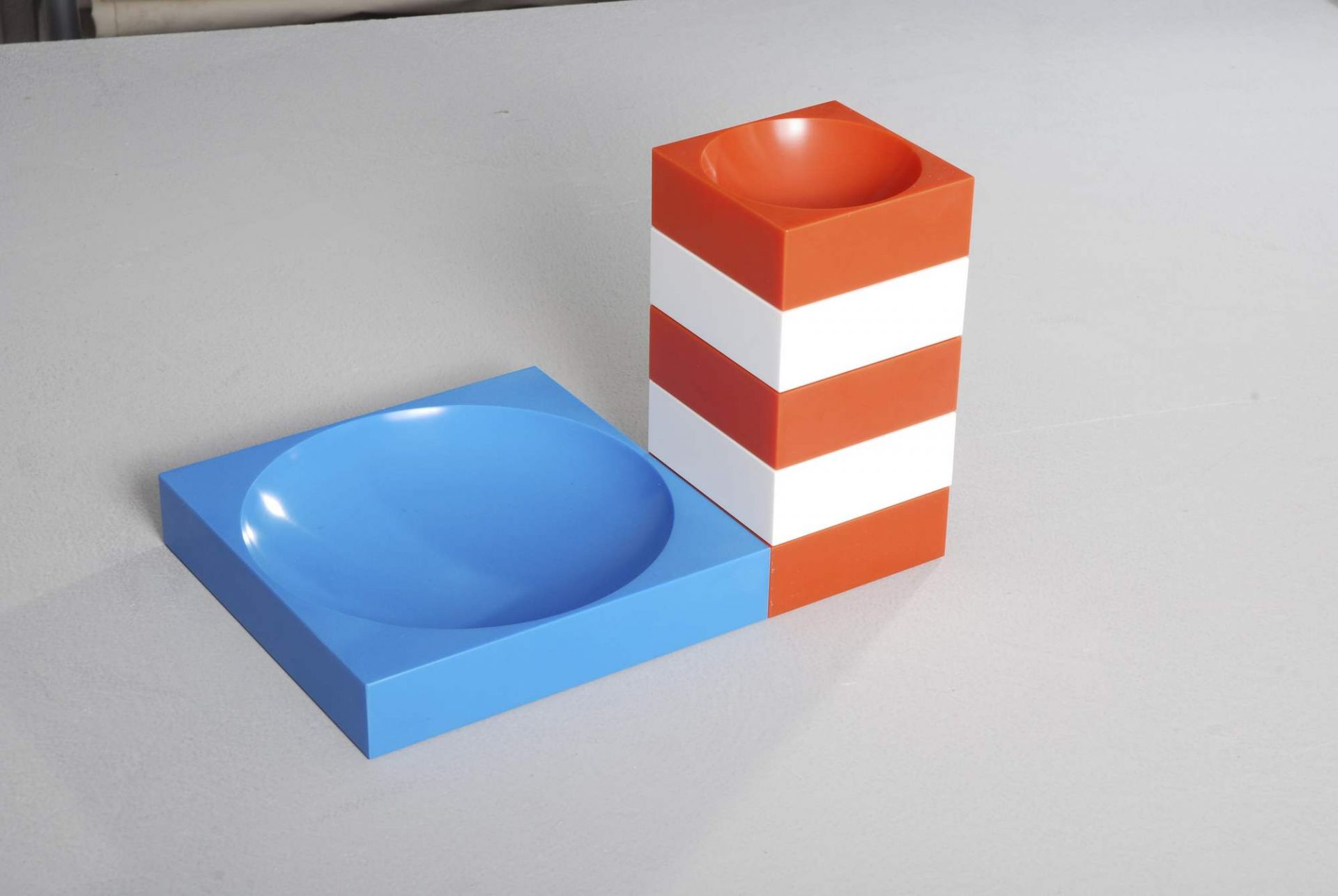 Modul 1 Magnetic Bowl Schale Farmer: Blaue Schale und rot-weiß gestreifter Behälter für Büro oder Zuhause.