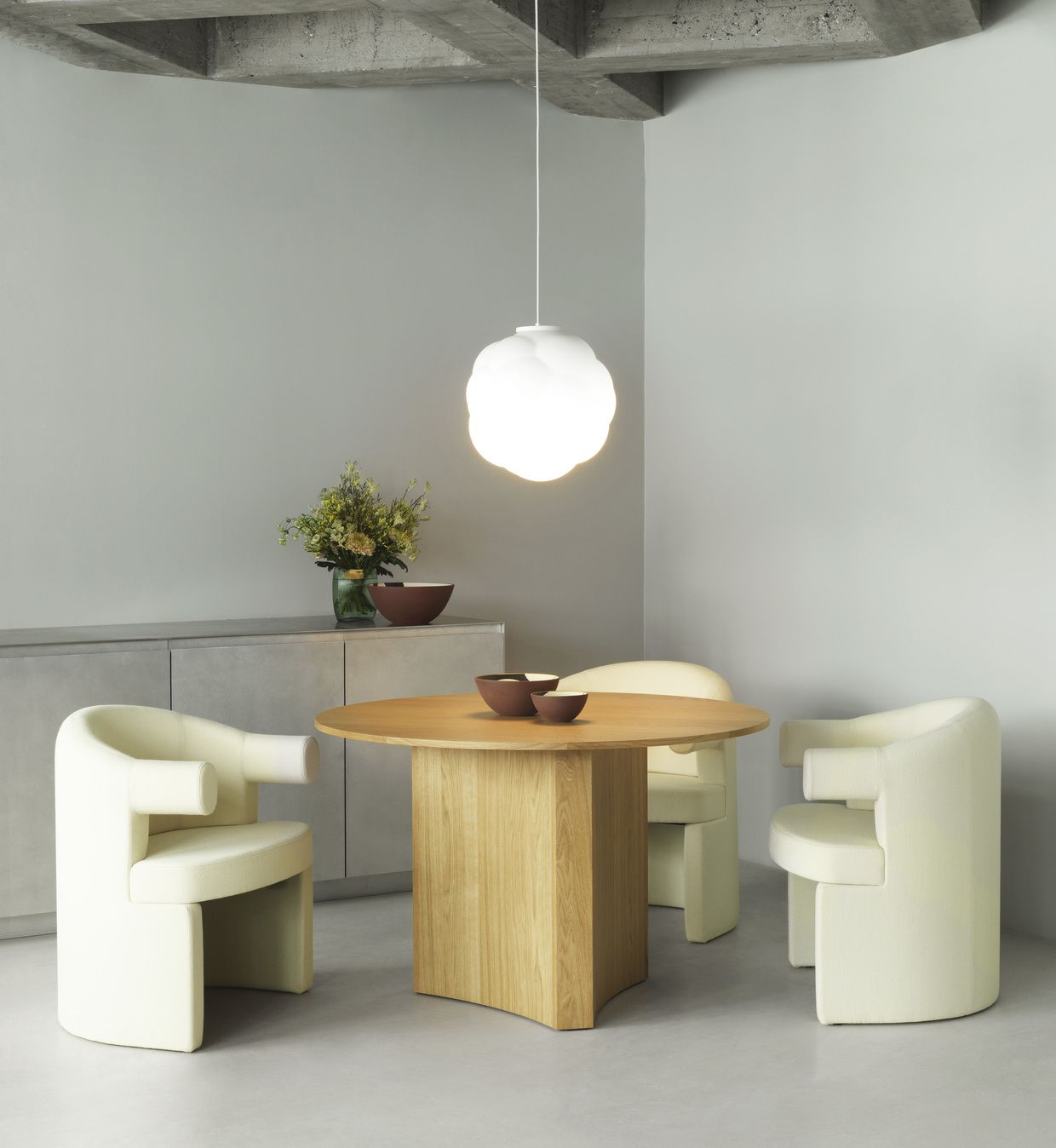 Helle Burra Chair Stühle von Normann Copenhagen um einen Holztisch in modernem Esszimmer.