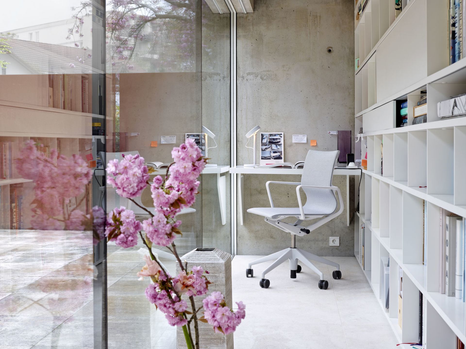 Moderner Physix Bürostuhl von Vitra in hellem Büro mit Schreibtisch und Bücherregal.
