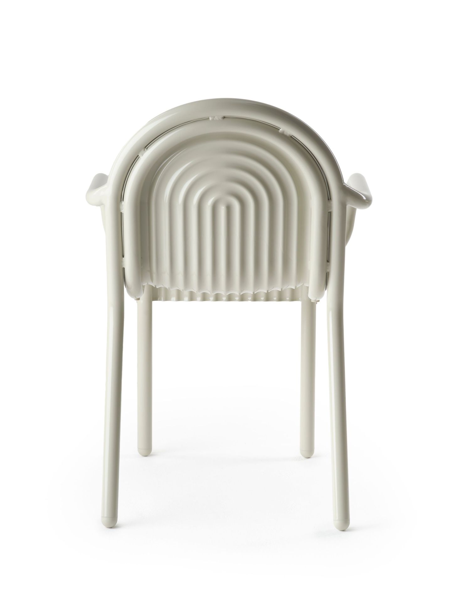 Rückansicht des Groove Armlehnstuhls in Putty von Tom Dixon, Outdoor-Möbel mit Armlehnen.