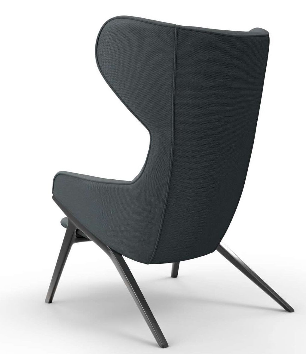 Rückansicht des modernen 395 P22 Sessels von Cassina mit anthrazitfarbenem Stoffbezug und filigranem Metallgestell.