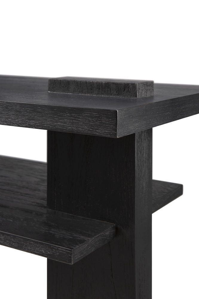 Detailaufnahme der schwarzen Eiche Konsole mit Ablagefläche, modernes Möbeldesign von Ethnicraft.