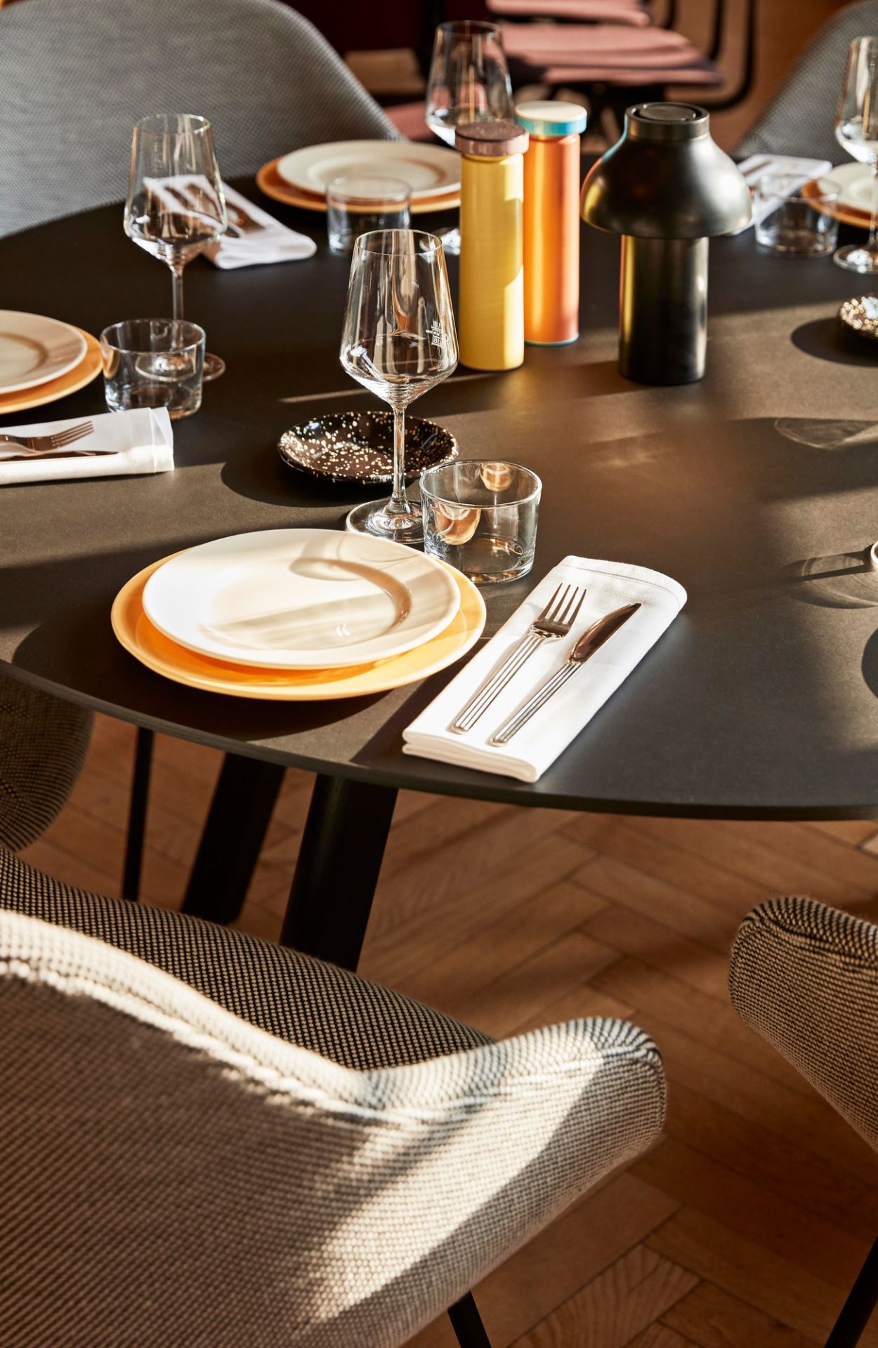 Esstisch mit Gedeck und Hay About a Chair AAC 127 Stühlen im Vordergrund.