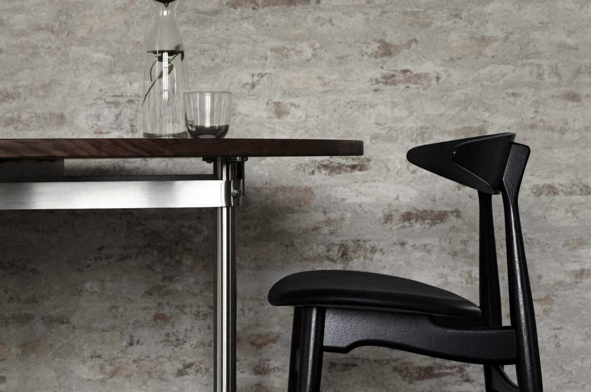 Detailaufnahme: Schwarzer CH33P Stuhl von Carl Hansen & Søn mit gepolstertem Sitz.