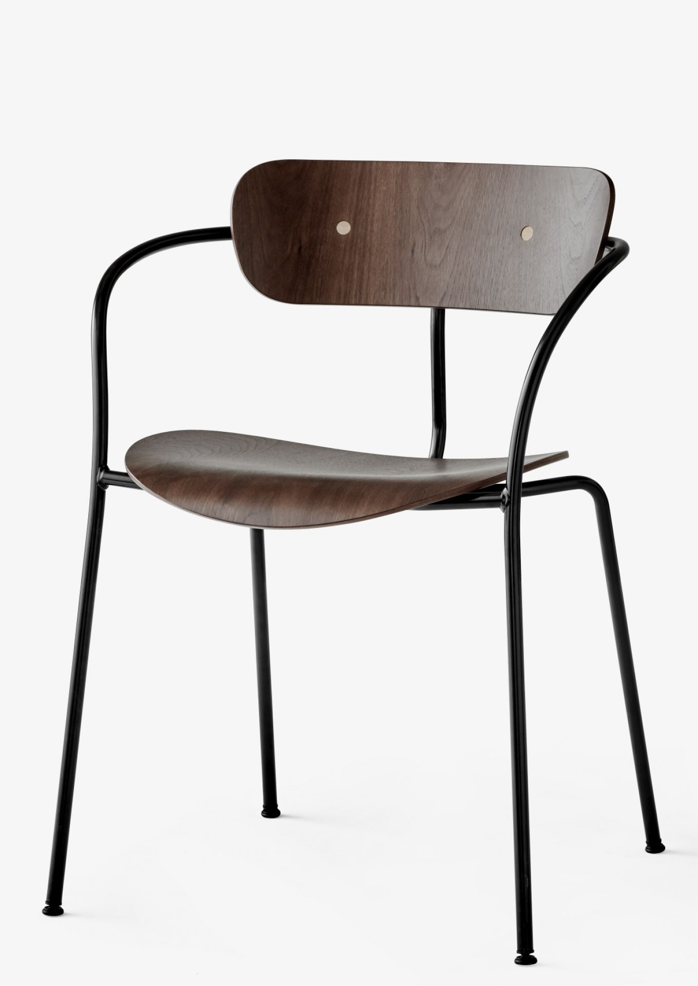 Pavilion AV2 Armchair von AndTradition: Eleganter Armlehnstuhl aus Eiche mit schwarzem Stahlgestell für Esszimmer und Büro.