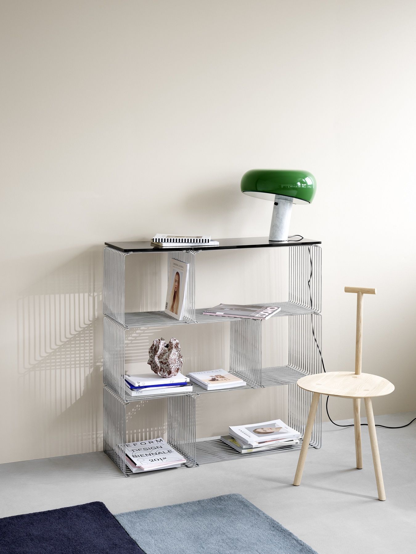 Panton Wire Regal von Montana, silbernes modulares Regalsystem mit Deko-Objekten und Lampe im Wohnraum.