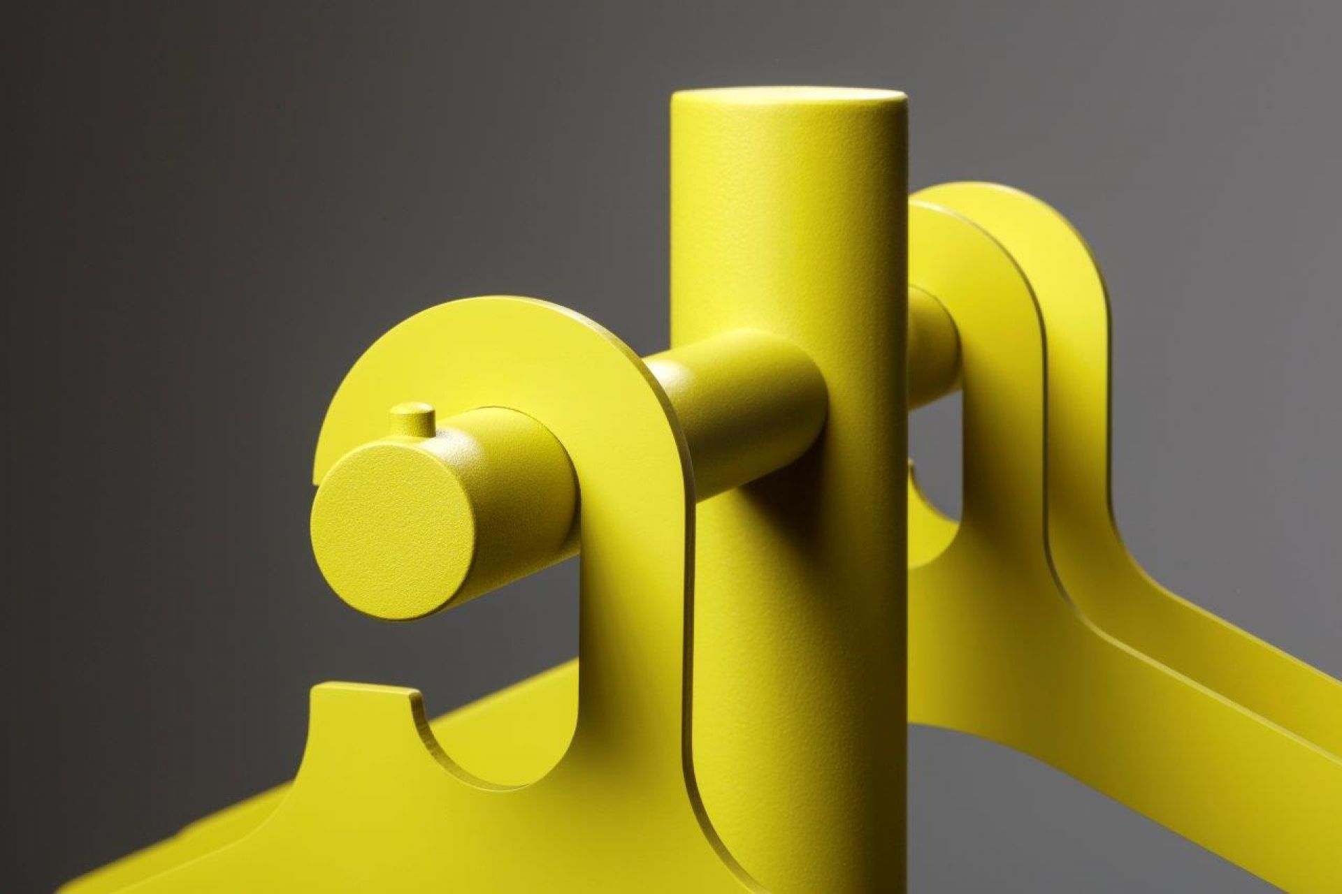 Gelber Cascando Pole Kleiderbügel, Detailaufnahme der Aufhängung für Mäntel und Jacken, modernes Design.
