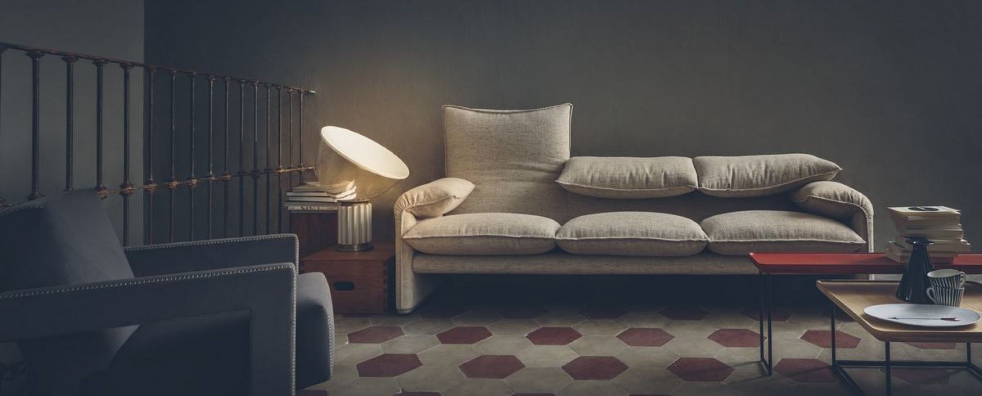 Beige Cassina Maralunga Dreisitzer Sofa im Wohnzimmer mit Lampe und Beistelltischen, modernes Möbeldesign.