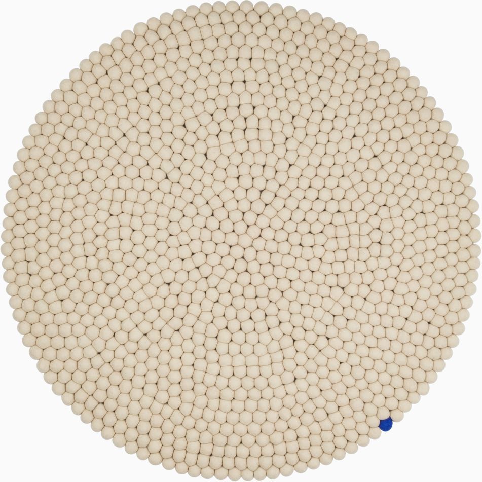 Beiger, runder Filzteppich von myfelt, Durchmesser 200 cm, gefertigt aus vielen kleinen Filzkugeln.