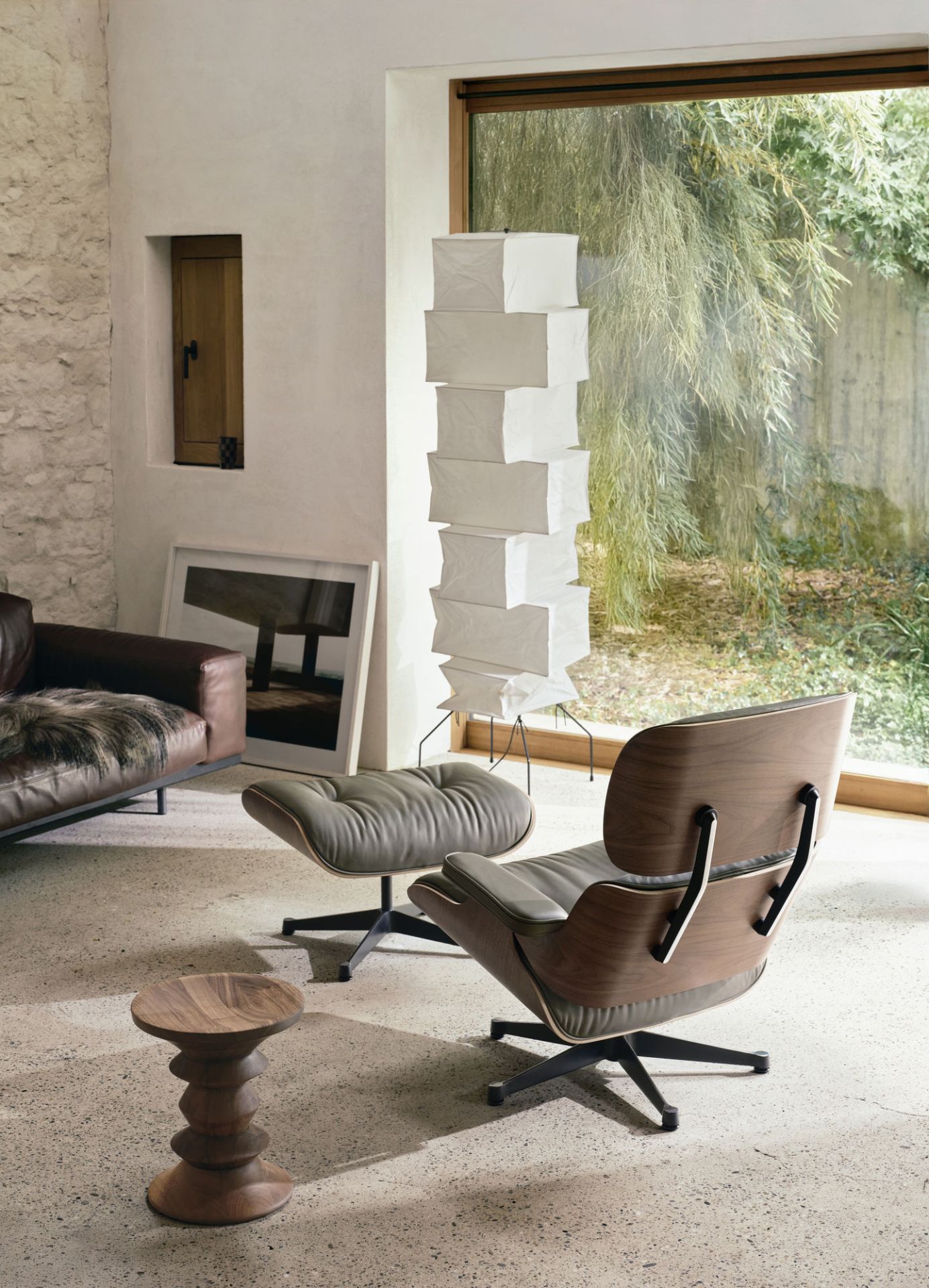 Eames Lounge Chair mit Ottoman in Grau und Holz, Designklassiker für Wohnzimmer.
