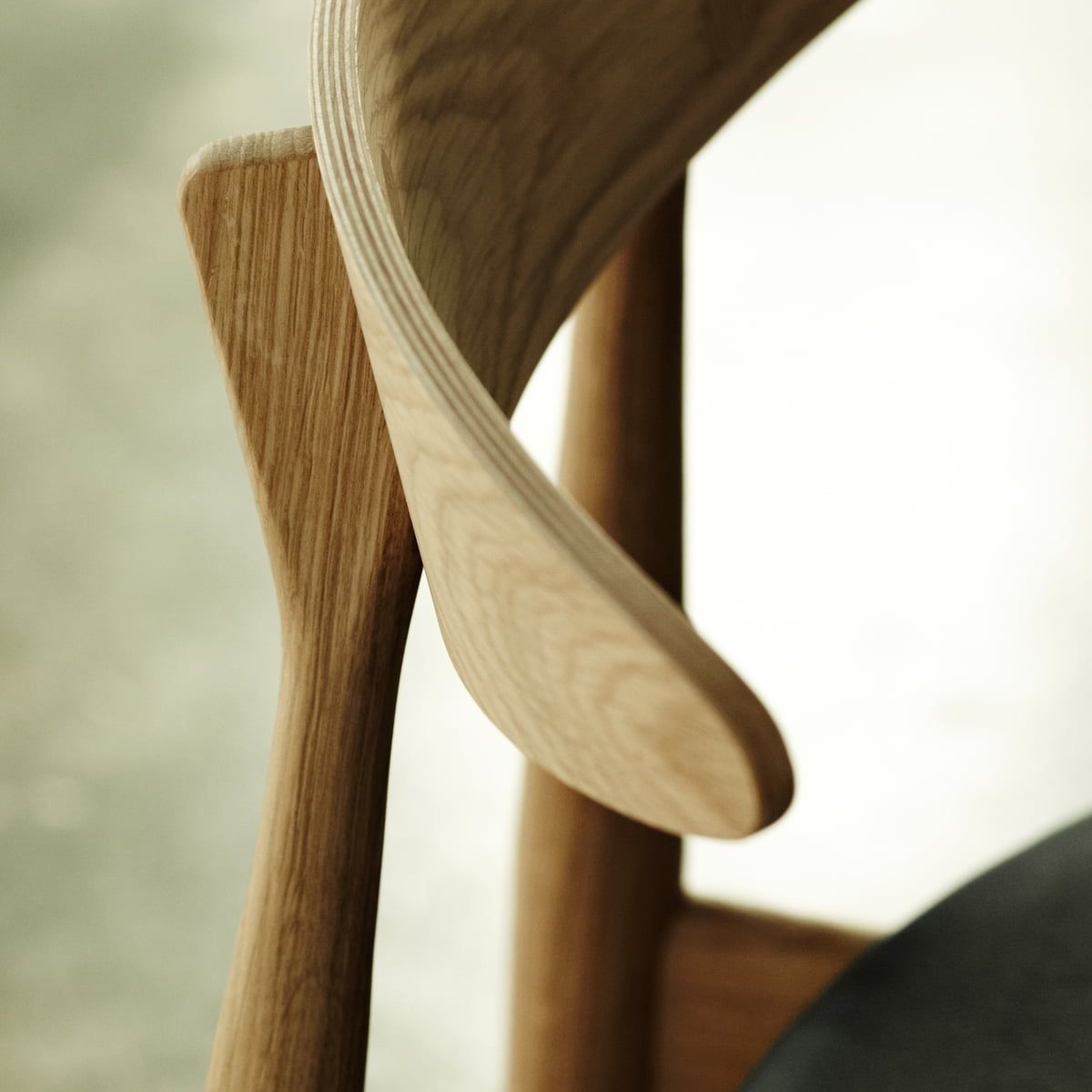 Detailaufnahme CH33P Stuhl von Carl Hansen & Søn, Eiche geseift, Bezug Thor 300.