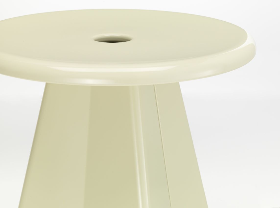 Detailaufnahme des Vitra Tabouret Métallique Hockers in Beige, ein moderner Metallhocker für stilvolles Wohnen.