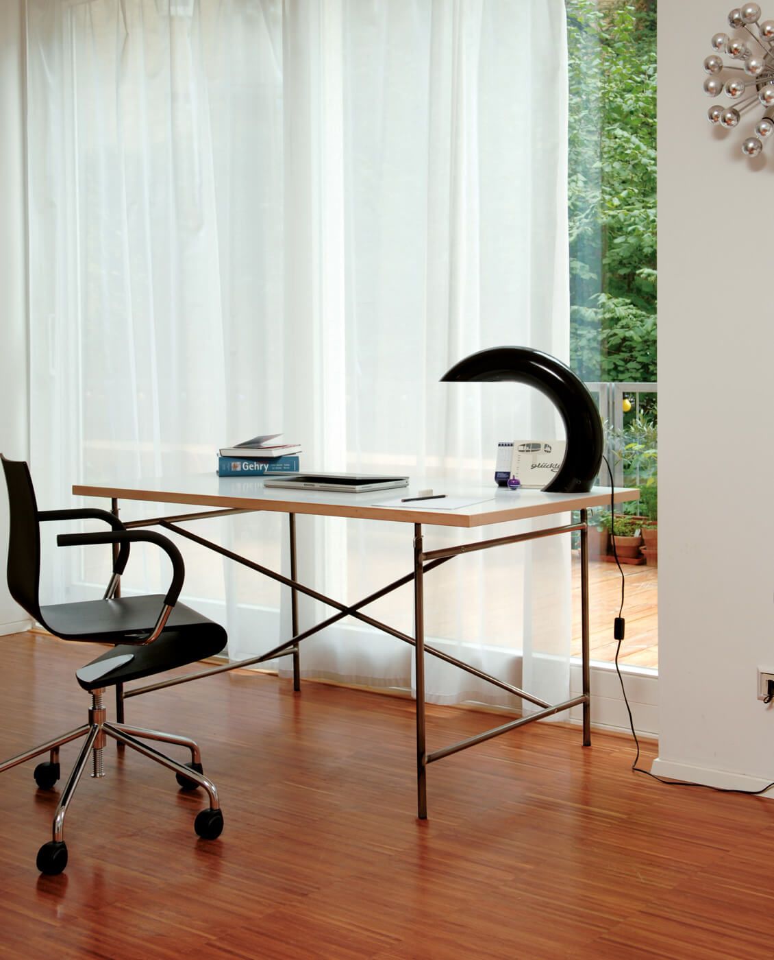 Eiermann Tisch mit silbernem Gestell und Kreuzstreben, ein Designklassiker für Büro und Arbeitszimmer.
