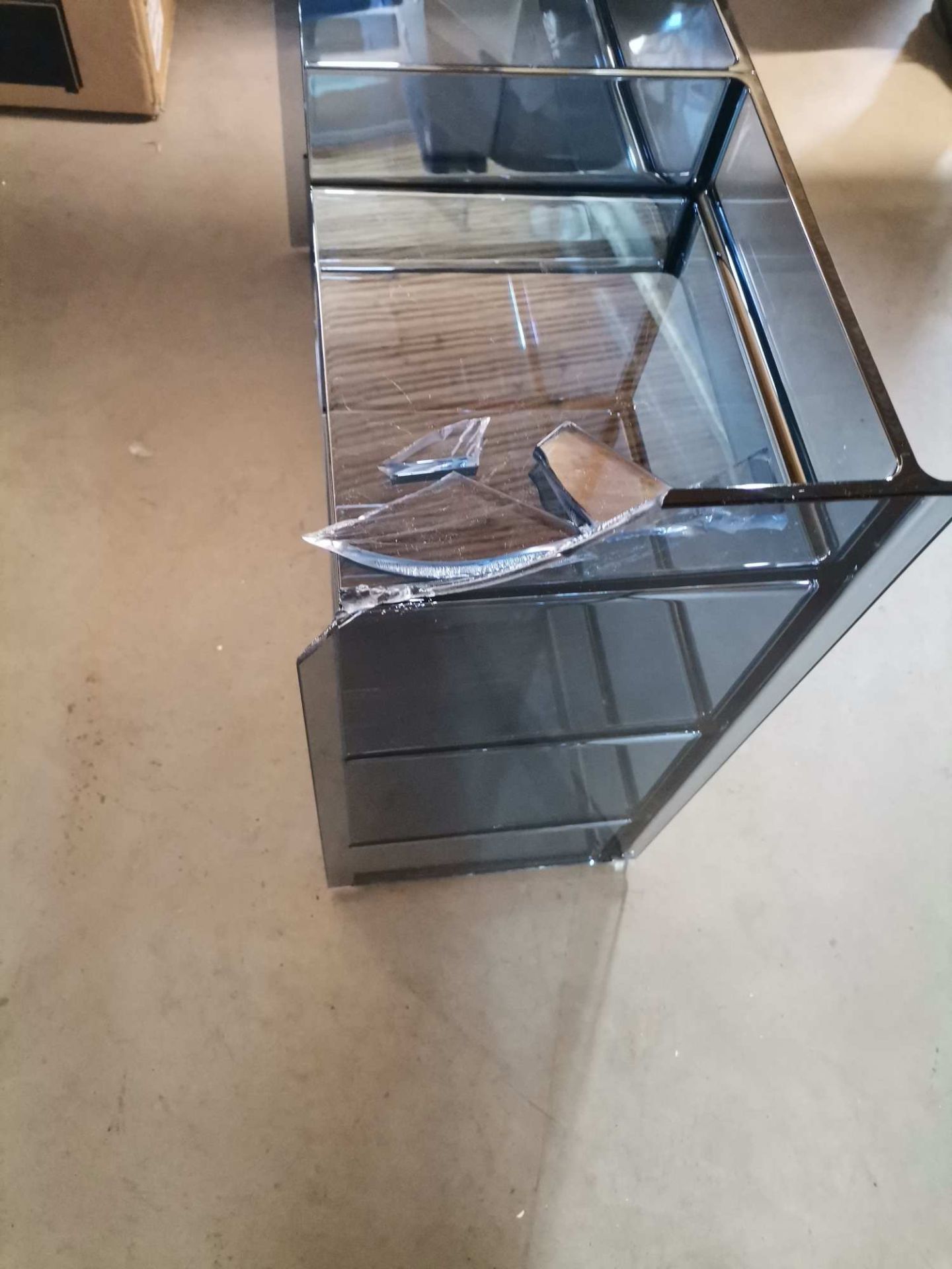 Beschädigtes, blaues Kartell Sound-Rack Regalsystem, Mängelexemplar mit Glasbruch, geeignet für Reparatur oder als Ersatzteilspender.