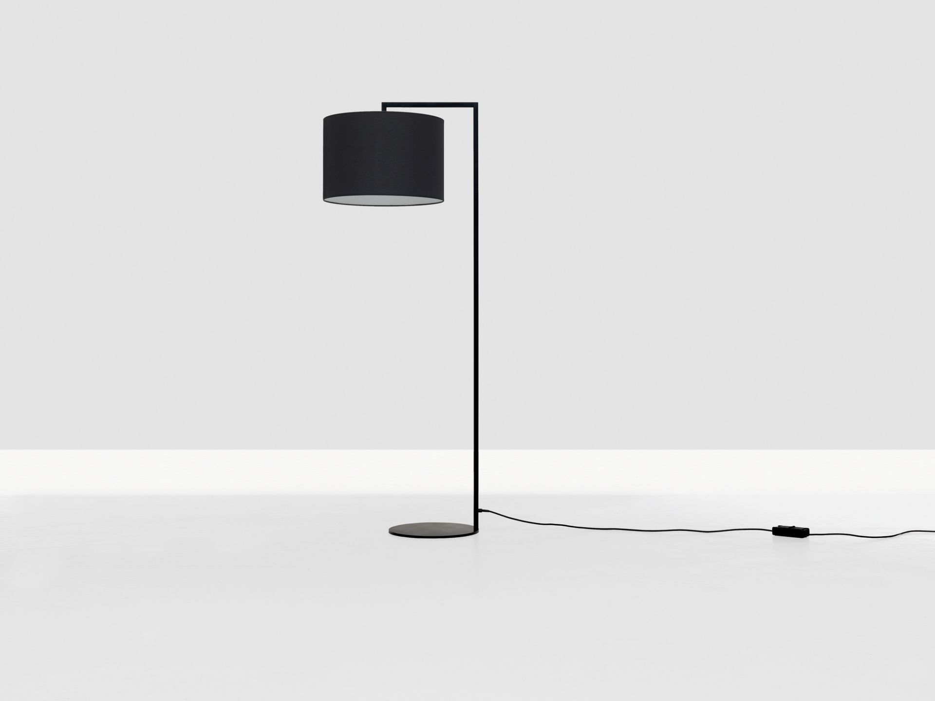 Read Noon Stehleuchte in Schwarz: Moderne Stehlampe mit zylindrischem Lampenschirm für Wohnzimmer und Büro.