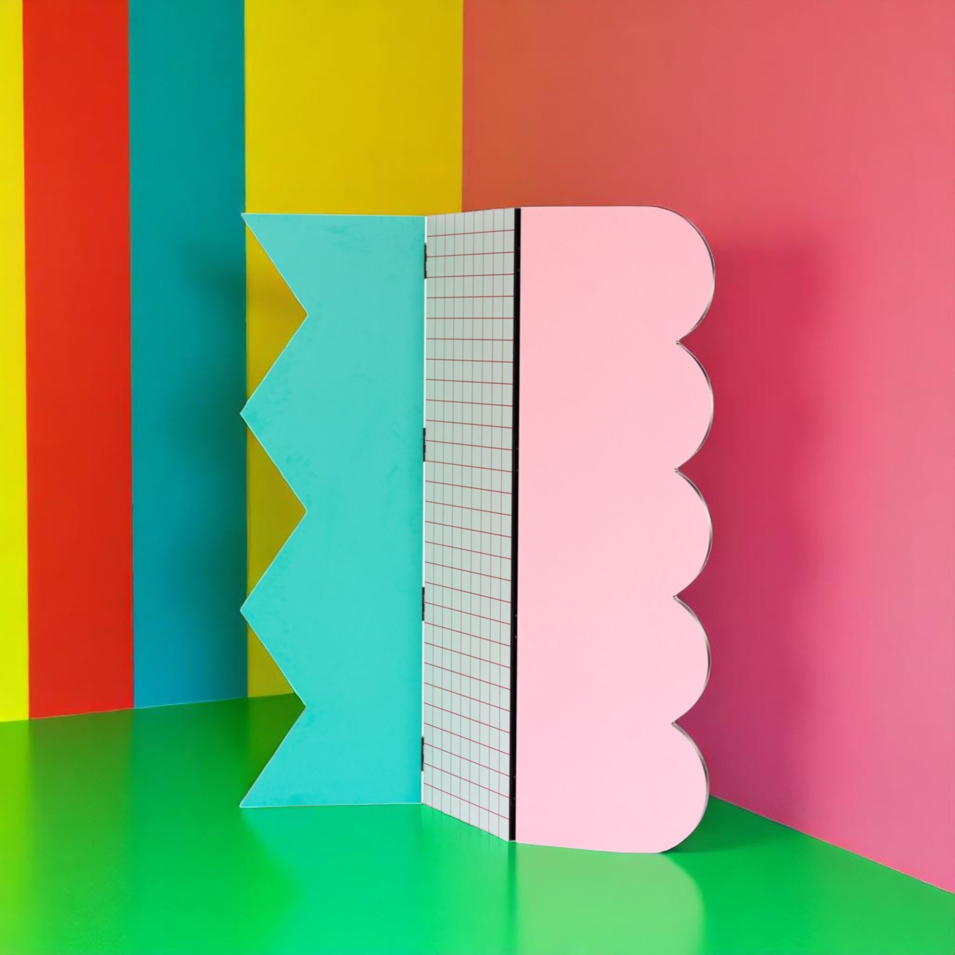 Superscreen Raumteiler von Seletti, abstraktes Design mit Zickzackmuster, rosa Wellenform und Gitterstruktur vor farbigem Hintergrund.