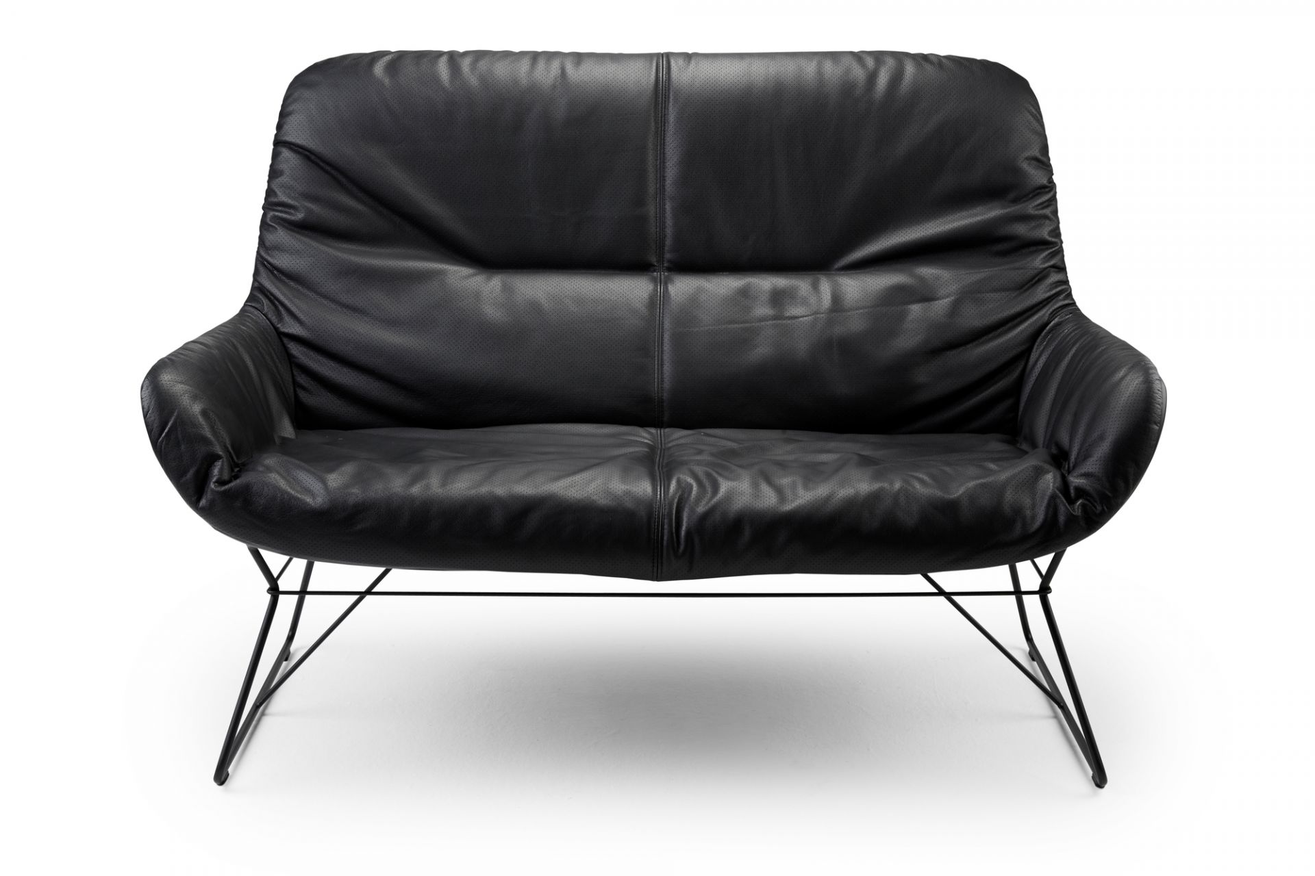 Schwarze Leya Lounge Couch der Freifrau Manufaktur mit Lederbezug und filigranem Metallgestell.