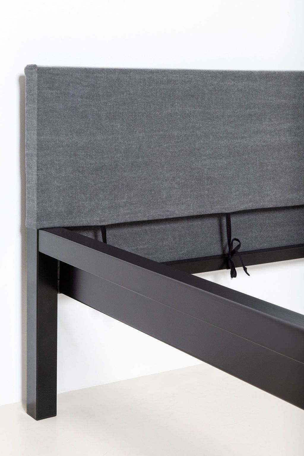 Grauer Kopfteil Bezug für Pure Bett von Hans Hansen, Stahl pulverbeschichtet, Detailansicht.