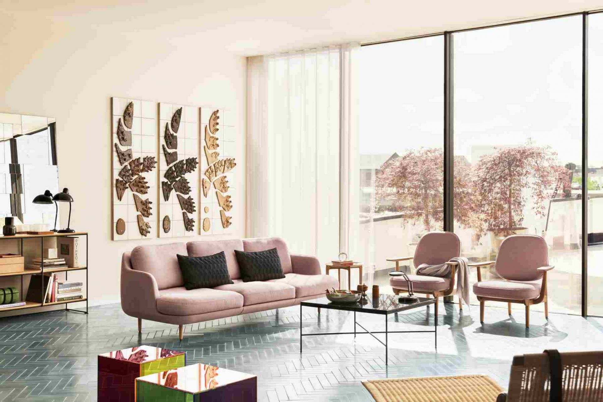 Rosa Fritz Hansen Lune Sofa, einladendes Wohnzimmer-Interieur mit Designermöbeln und stilvoller Dekoration für modernes Wohnen.
