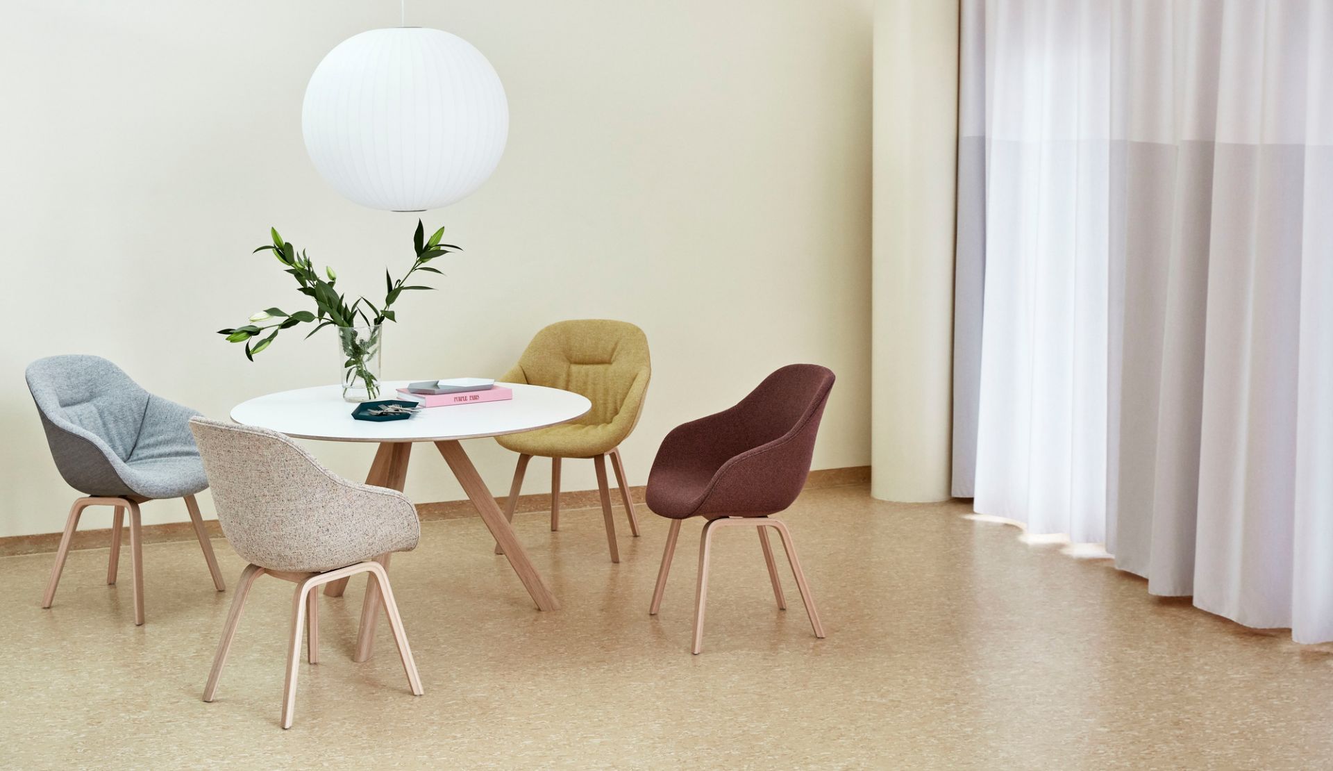 Heller Raum mit Hay Copenhague Table CPH 20 Tisch, runder Esstisch mit vier Stühlen.