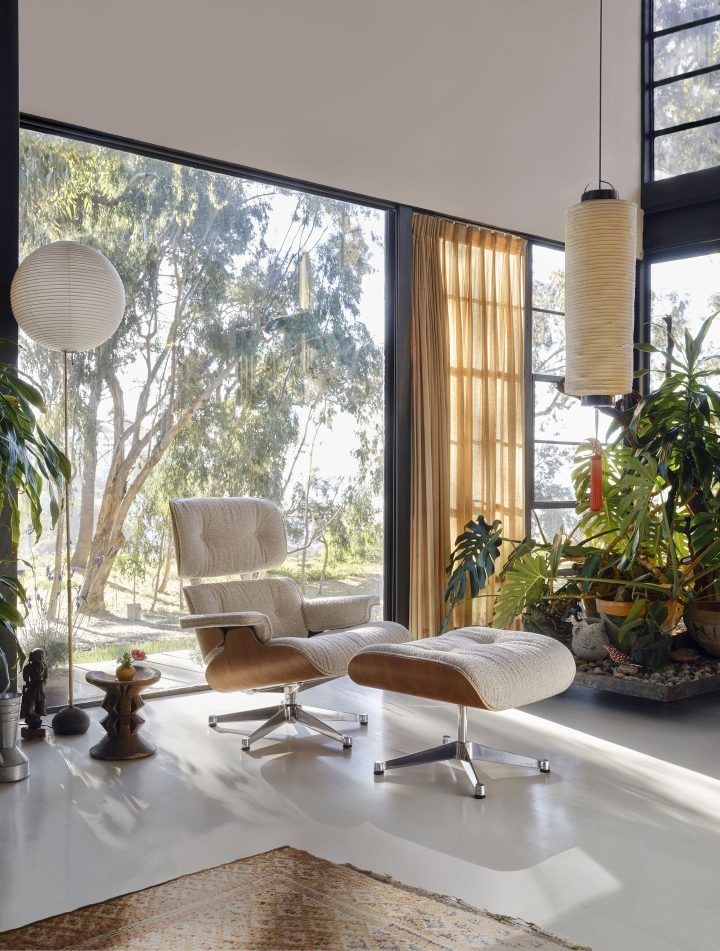 Eames Lounge Chair & Ottoman fauteuil VOORKEURSCOMBINATIE Nubia, cream sand, gepolijst, kersenhout