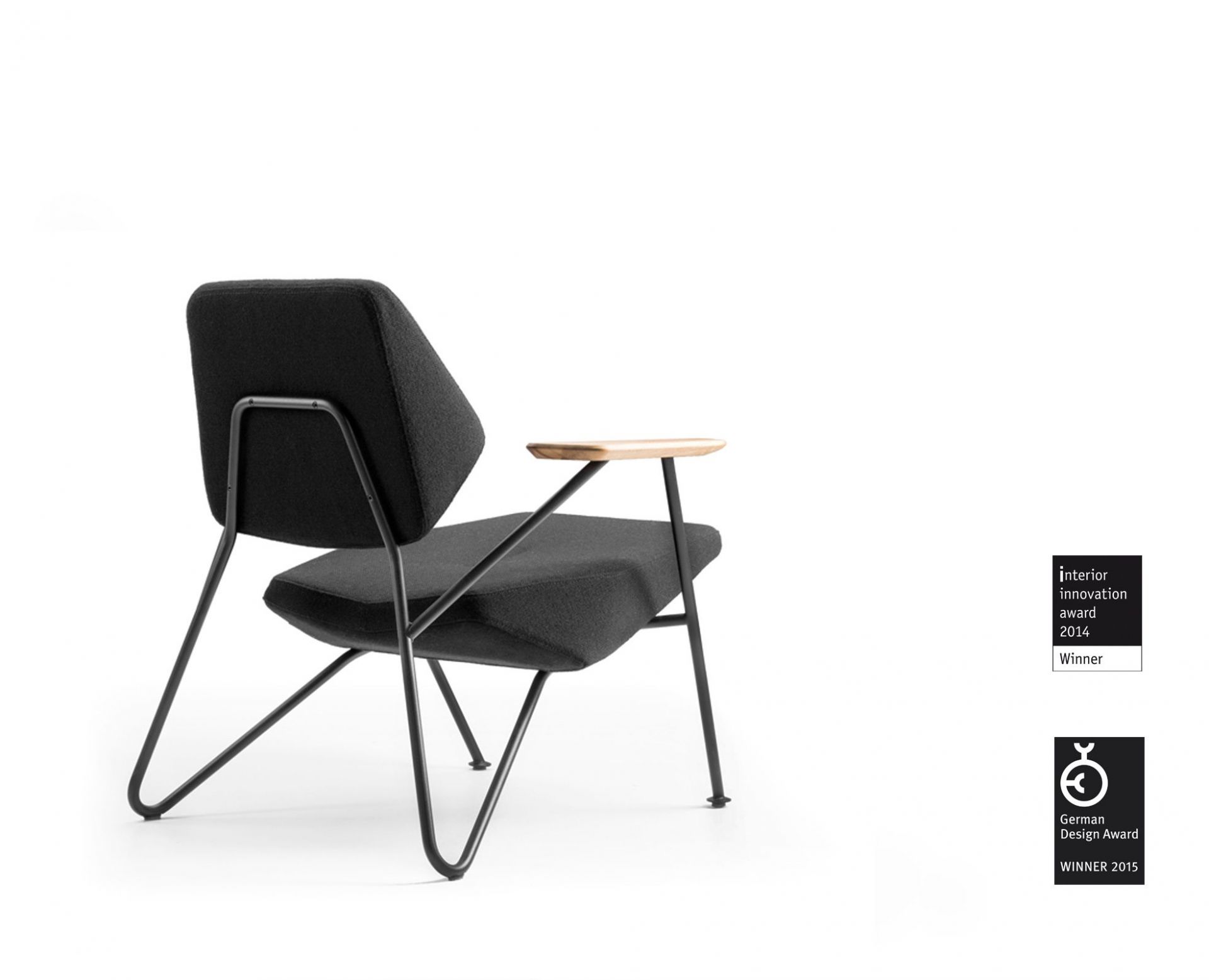 Polygon Sessel von Prostoria, Indoor & Outdoor Sitzmöbel mit schwarzem Stoffbezug und Holzarmlehne.