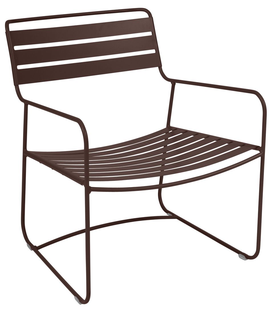 Surprising Sessel von Fermob für den Außenbereich, brauner Metall-Gartensessel mit Armlehnen und Lattenmuster.