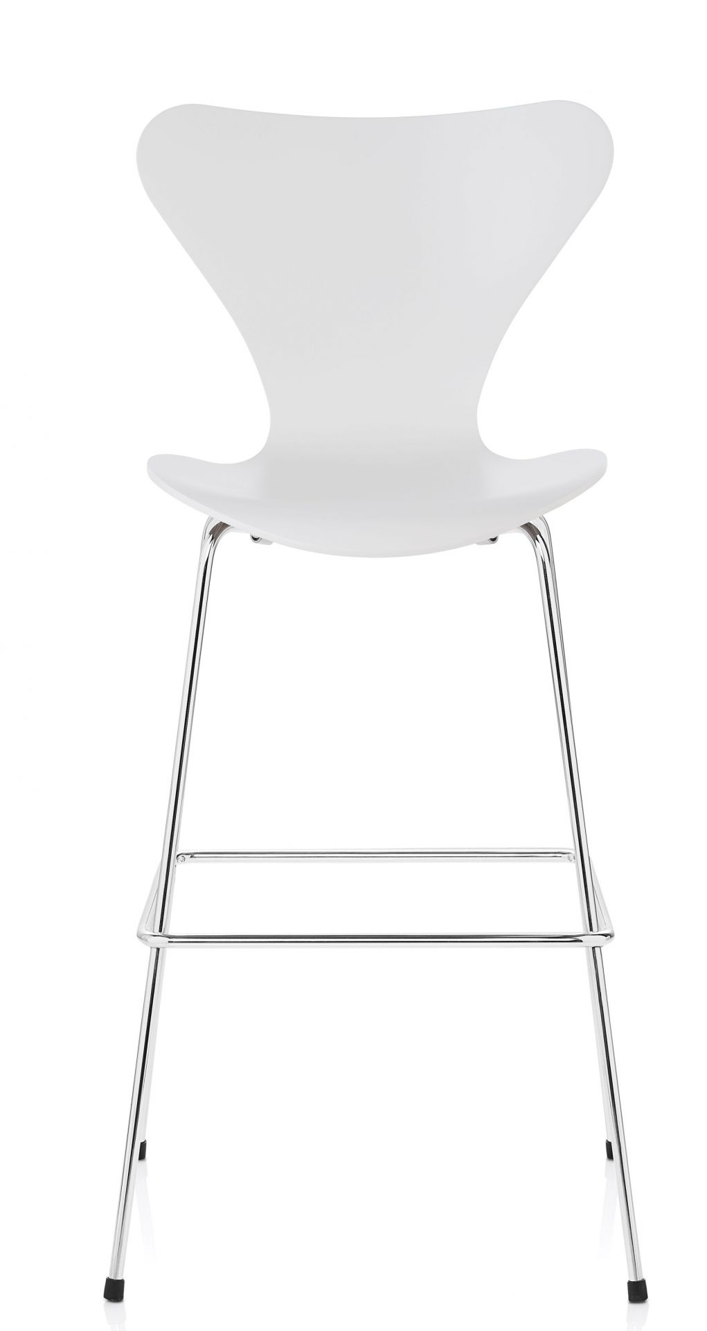 Weißer Siebener Barhocker von Fritz Hansen mit Chromgestell, modernes Design für Küche und Bar.