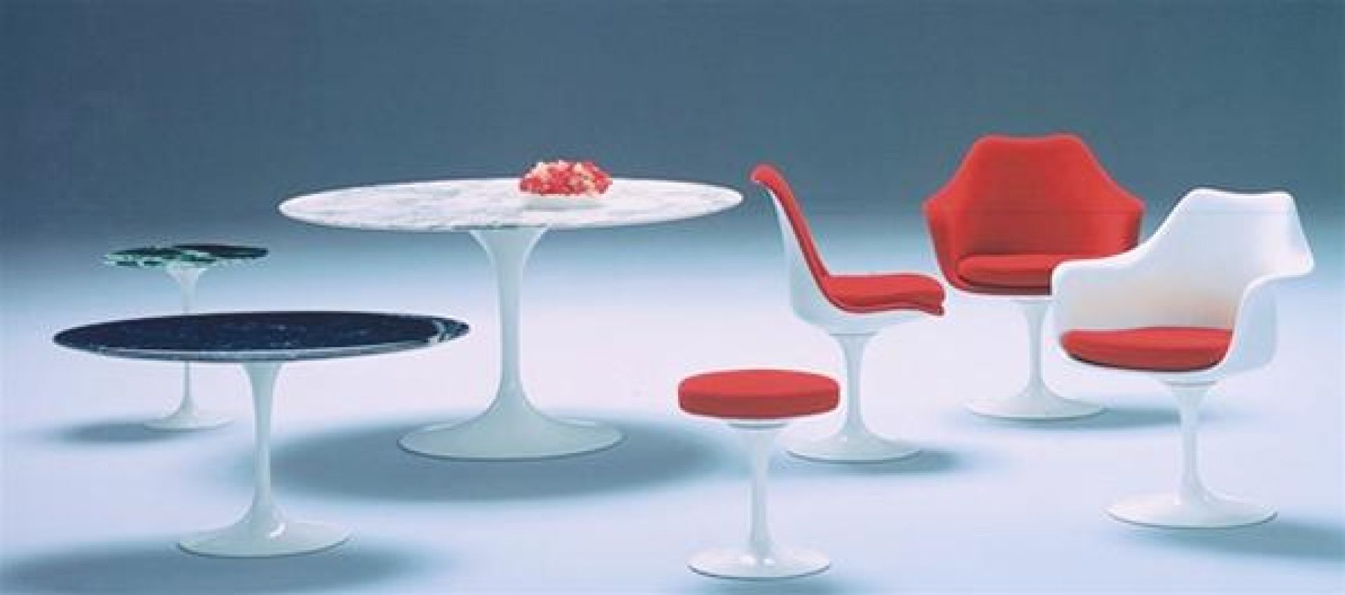 Knoll International Tulip Kollektion: Esstisch mit Marmorplatte, Stühle und Hocker in Weiß und Rot.