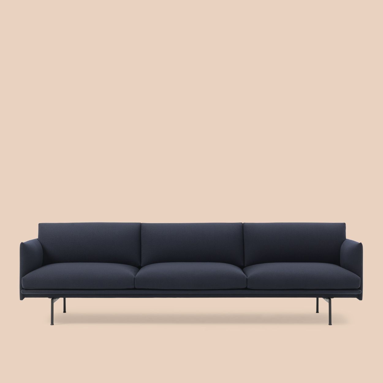 Muuto Outline Sofa, dunkelblaues 3-Sitzer Sofa mit minimalistischem Design und schwarzen Metallbeinen, Frontansicht.