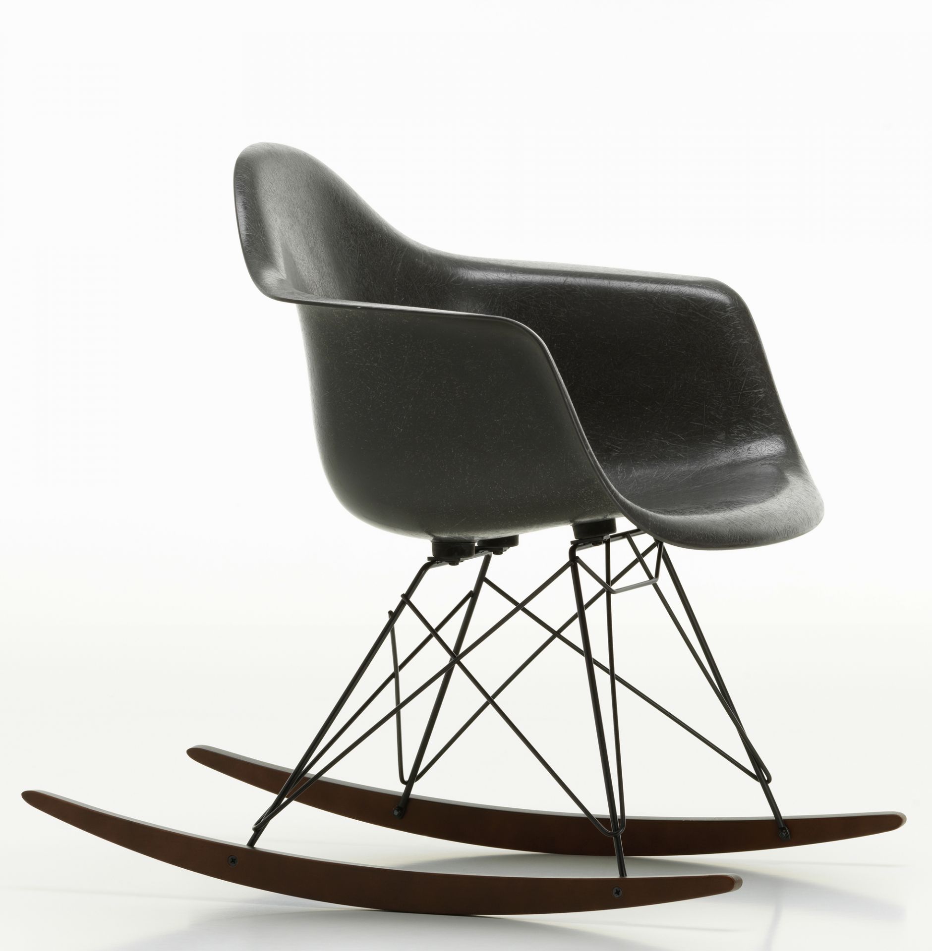 Schwarzer Eames Schaukelstuhl mit Armlehnen, Fiberglass Sitzschale und Holz-Kufen. Designklassiker für Wohnzimmer und Kinderzimmer.