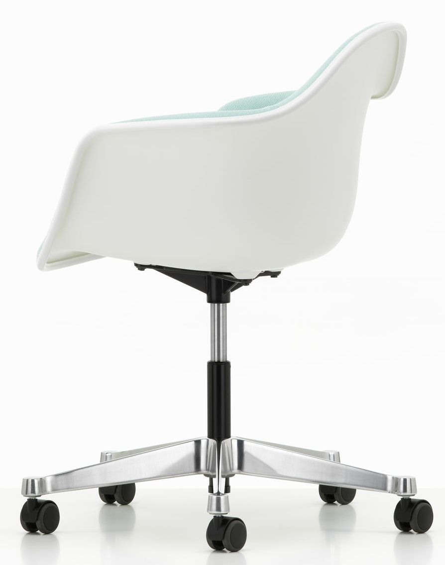 Vitra Eames Plastic Arm Chair, weiße Sitzschale mit mintfarbener Polsterung, Untergestell mit Rollen, Rückansicht.