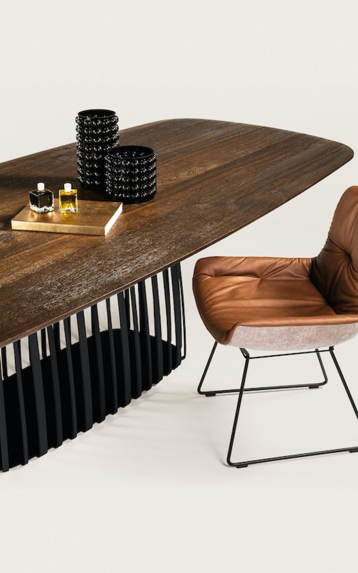 BC 07 Basket Tisch von Janua: Geräucherte Eiche, Bootsform, schwarzes Stahlgestell und brauner Lederstuhl.