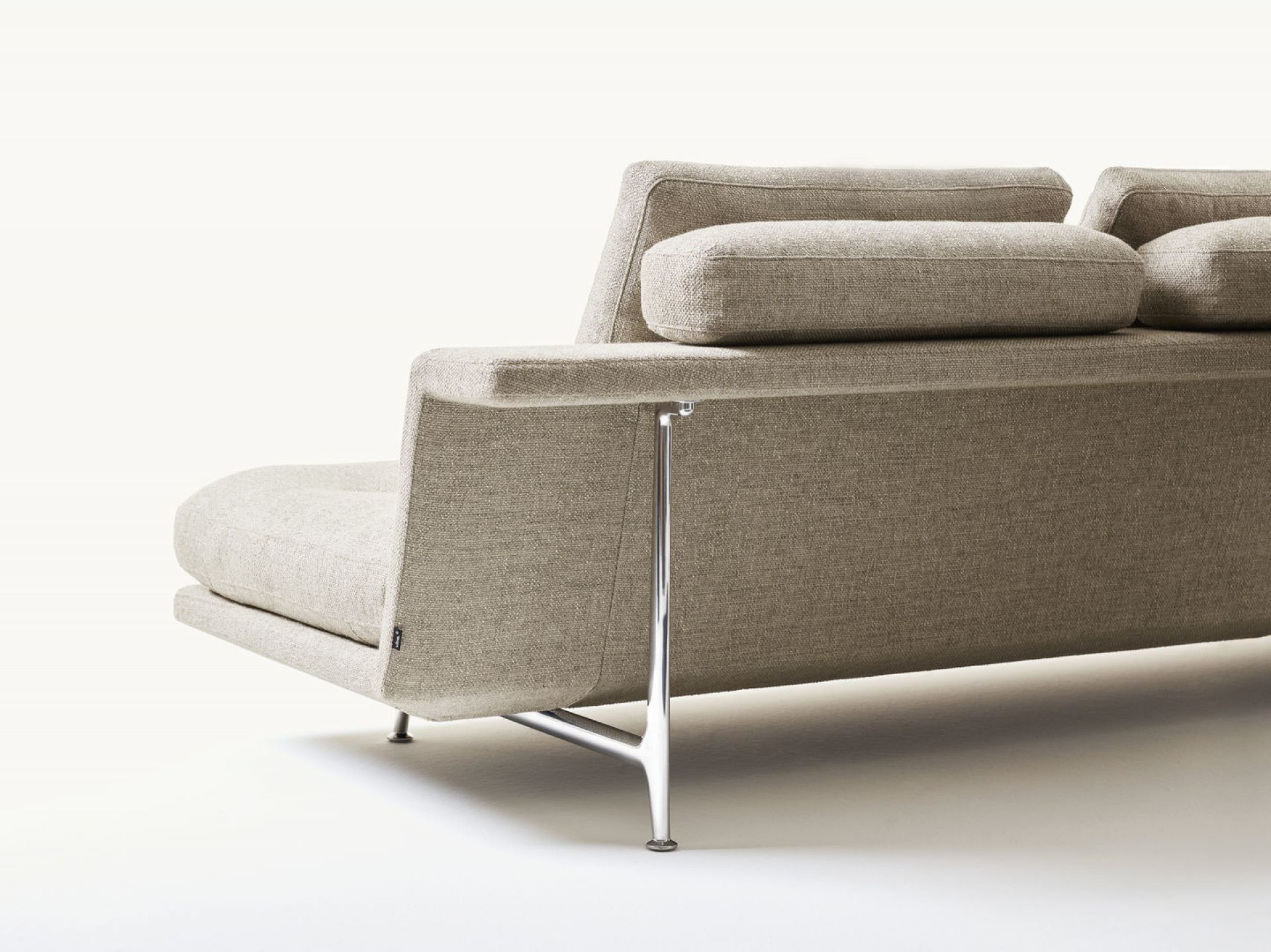 Detailaufnahme des Vitra Grand Sofa 3,5-Sitzer in Beige mit Chromfüßen, moderner Stoffcouch für Wohnzimmer.