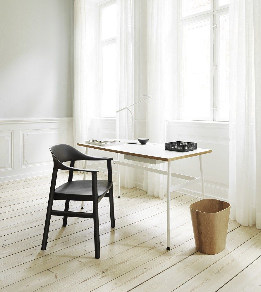 Tales of Wood Papierkorb von Normann Copenhagen aus Holz neben einem Schreibtisch im Büro.