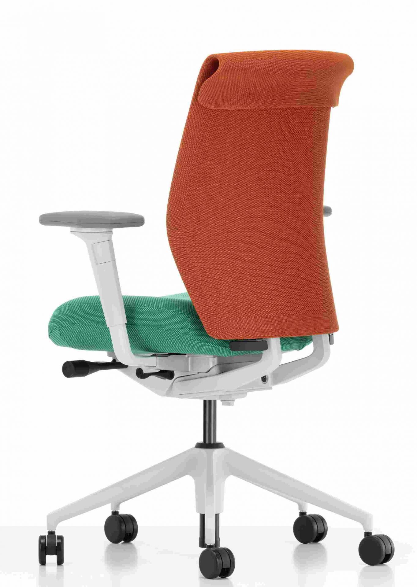 Rückansicht des Vitra ID Cloud Bürodrehstuhls mit orangefarbener Rückenlehne und grünem Sitz auf weißem Fußkreuz.