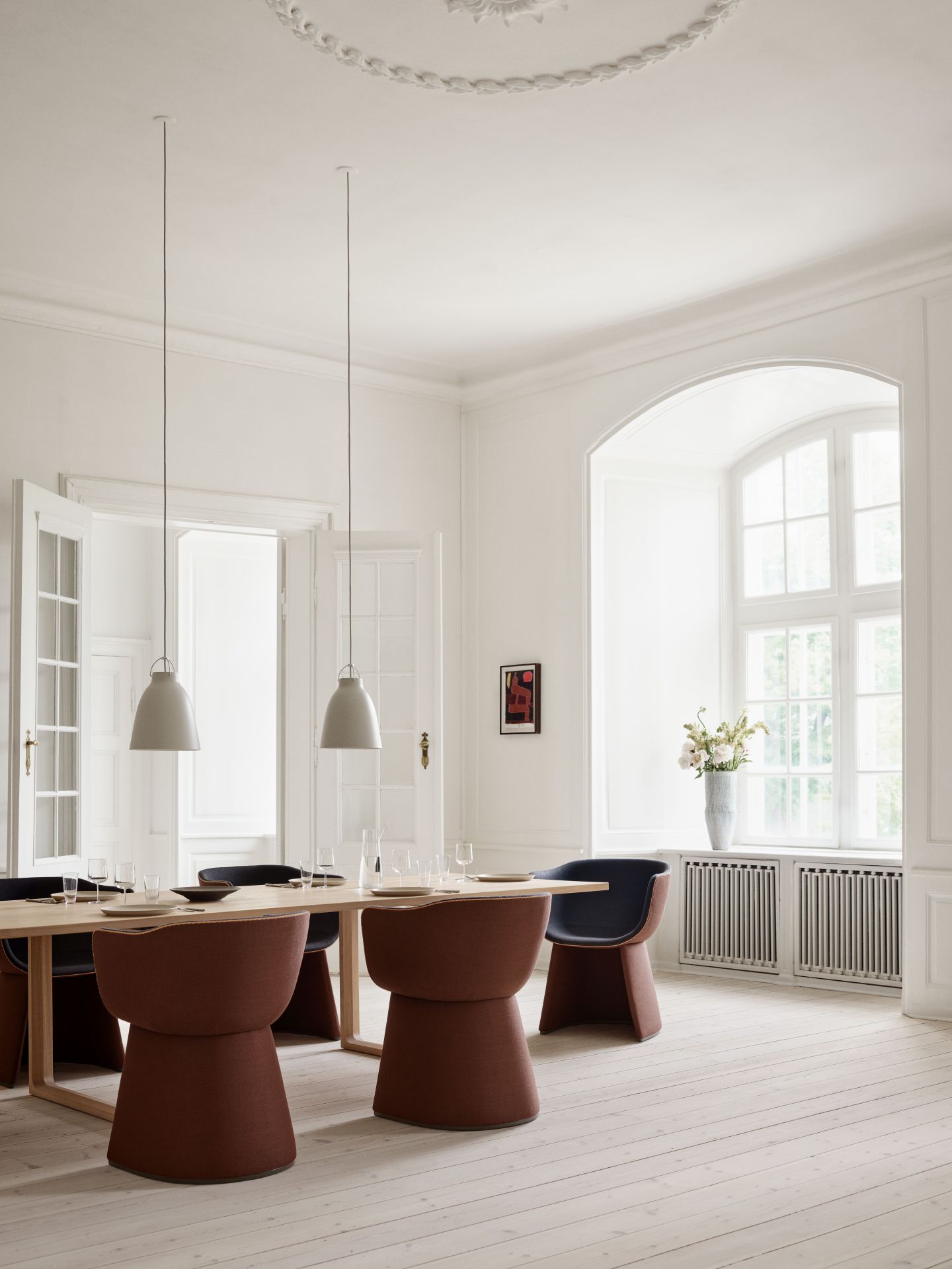 Monolit Stuhl von Fritz Hansen in einem hellen Esszimmer mit Holztisch.
