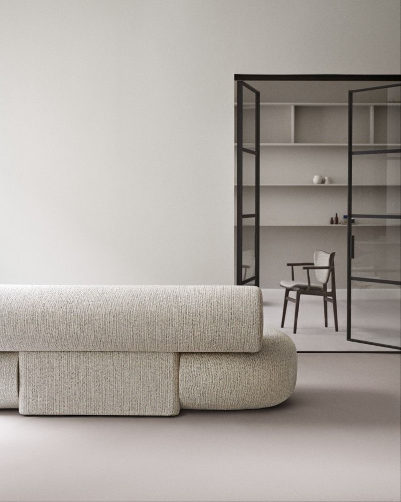 Nahaufnahme eines NORR11 Elephant Dining Chair Stuhls mit Frontpolsterung in einem modernen Interieur.