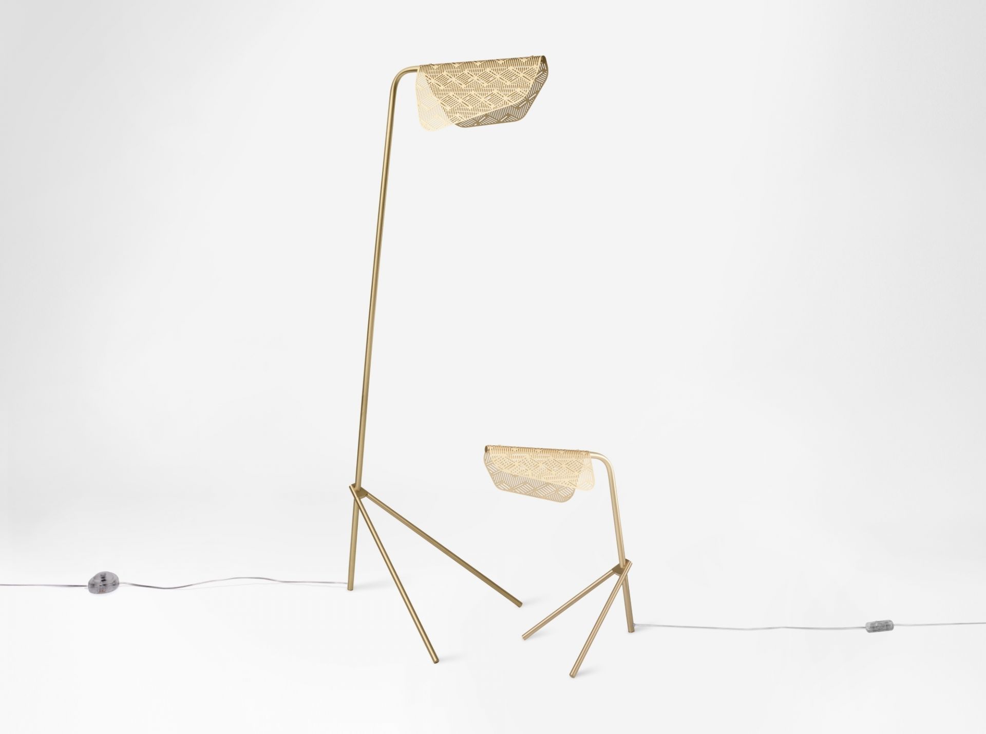 Mediterranea Tischleuchte von Petite Friture, goldfarbenes Metall, modernes Design, Stehlampe und Tischlampe im Set.