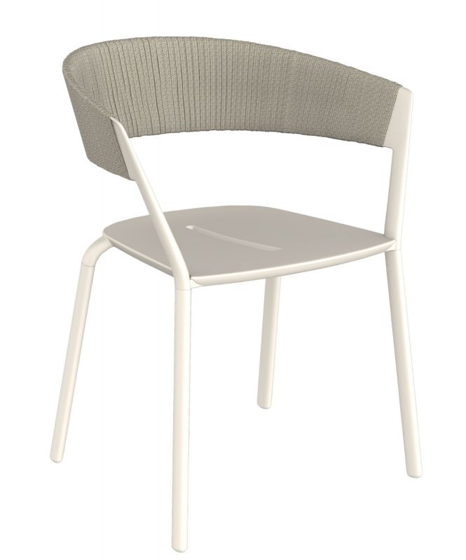 Ria Stuhl mit Armlehne: Moderner Stuhl in Beige mit geflochtener Rückenlehne für Esszimmer und Terrasse.
