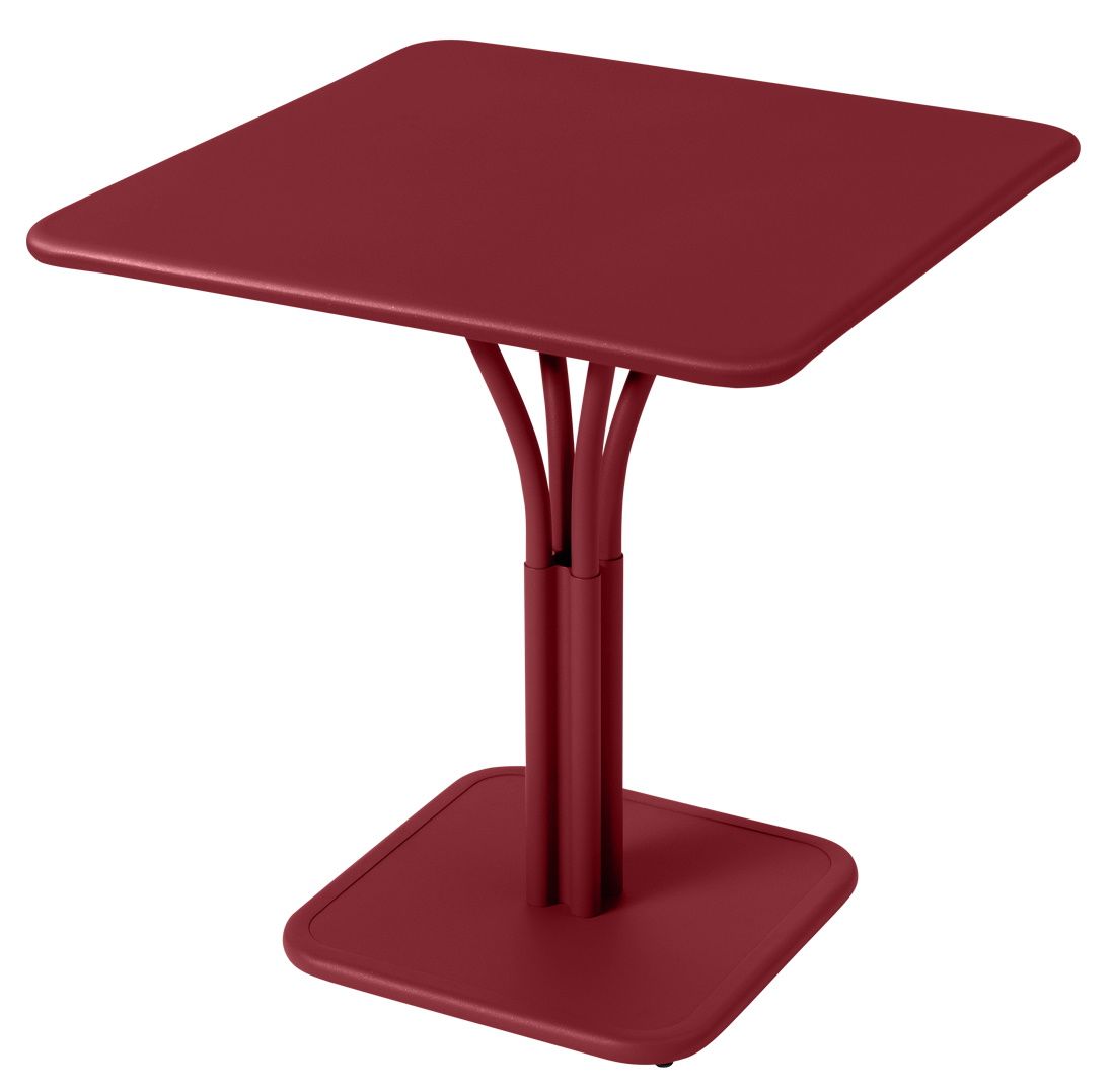 Nahaufnahme des quadratischen Luxembourg Tisches von Fermob in roter Farbe, ideal für den Außenbereich.