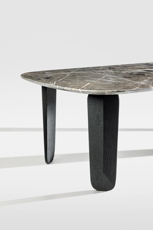 Detailaufnahme des Kuyu Marmor Couchtisches mit rechteckiger Tischplatte und dunklen Holzbeinen auf weißem Hintergrund.