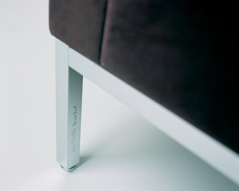 Detailaufnahme vom Bein des Florence Relax Sessels von Knoll International mit braunem Stoffbezug.